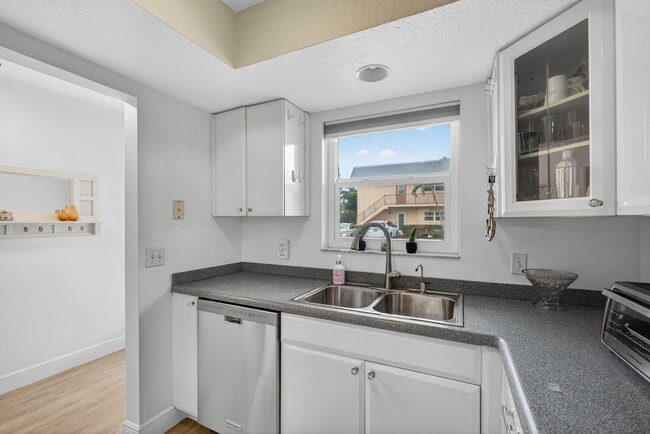 Building Photo - 2950 SE Ocean Blvd