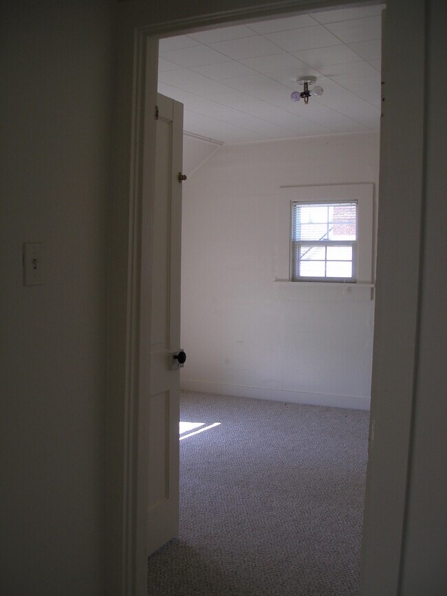 Building Photo - 3 Bedroom, 1 Bathroom Home in Sunnyland! Lawncare included with ample parking