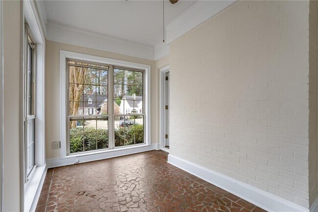 Building Photo - 2918 N Hills Dr NE