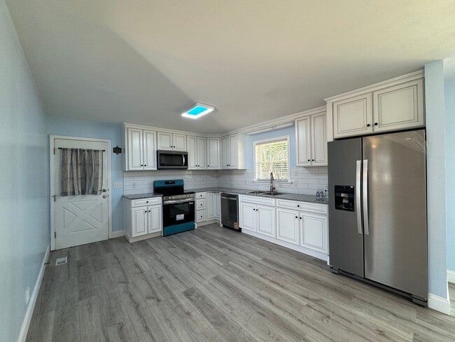 Building Photo - Move-in Ready!