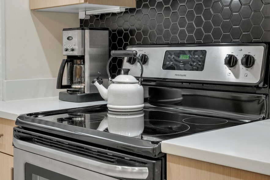 Building Photo - 151 E 80th St