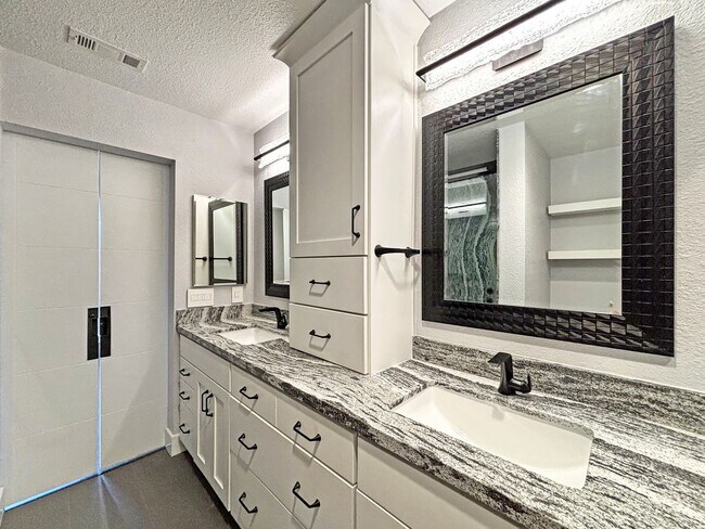 Building Photo - Stunning 2BD/2BA Condo in Bankers Hill W/ ...