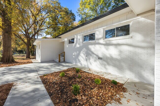 Building Photo - 8625 Cedarbrook Dr