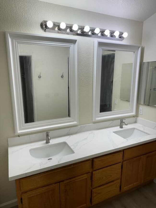 Building Photo - Spacious Pleasanton Home