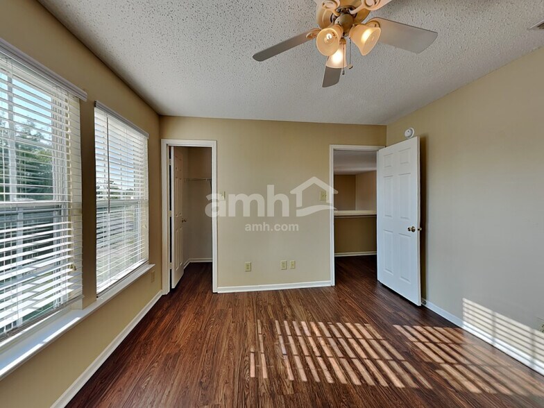 Building Photo - 5862 N Quincy Dr