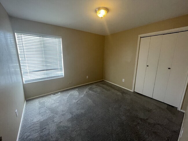 Building Photo - Spacious 6-Bed Oasis with Finished Basement & Cozy Fireplace.