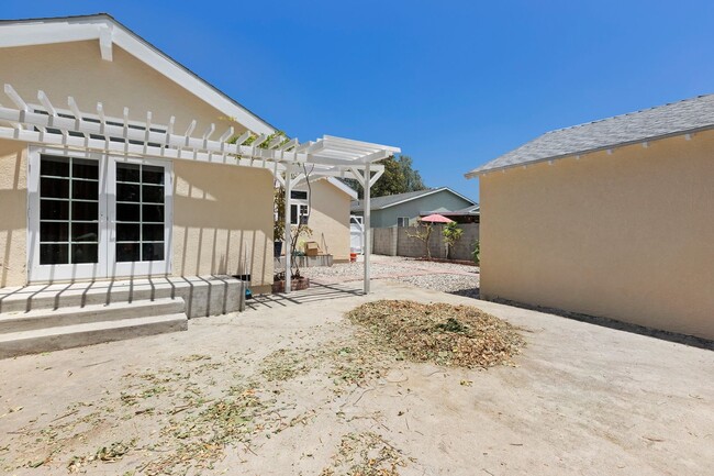 Building Photo - Spacious 4-Bedroom Family Home in Northridge!