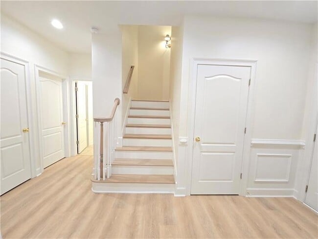 Building Photo - 12592 Waterside Dr