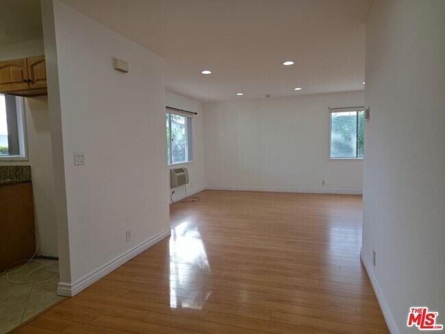 Building Photo - 2337 W Gramercy Ave