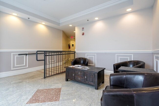 Building Photo - 528 47th St