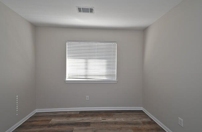 Building Photo - 15223 Stoneyview Dr