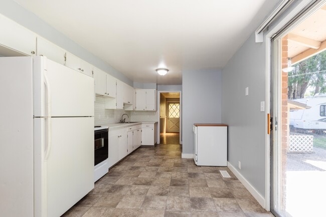 Building Photo - 564 E 700 N