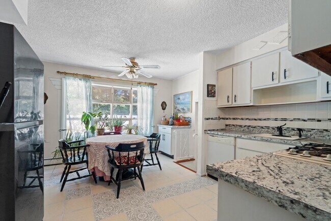 Building Photo - 27 Squire Ct