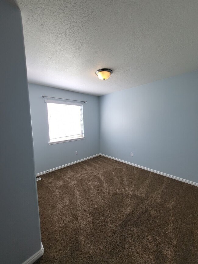 Building Photo - 5 bedroom, 3 bathroom Single Family house ...