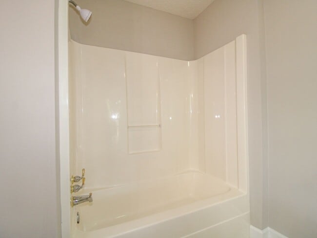 Building Photo - Spacious home!