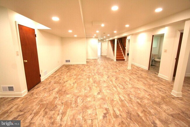 Building Photo - 10104 Towhee Ave