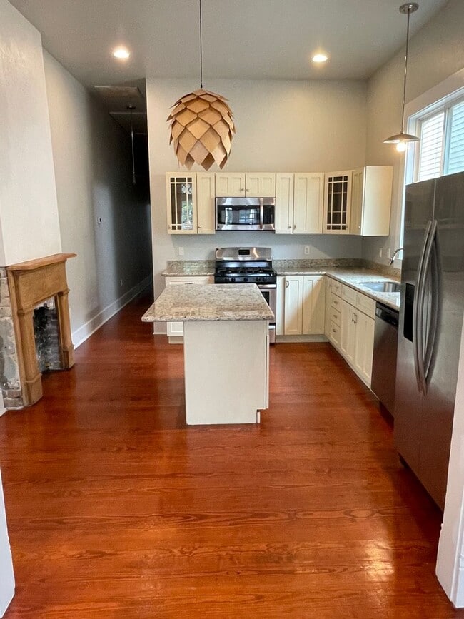 Primary Photo - 16-216 S Lopez St