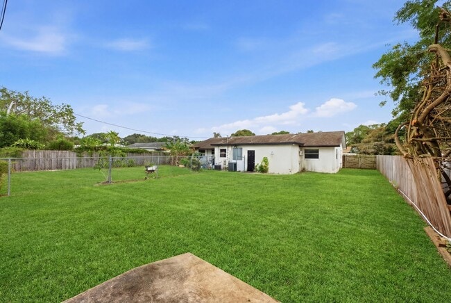 Building Photo - 3847 Roan Ct E
