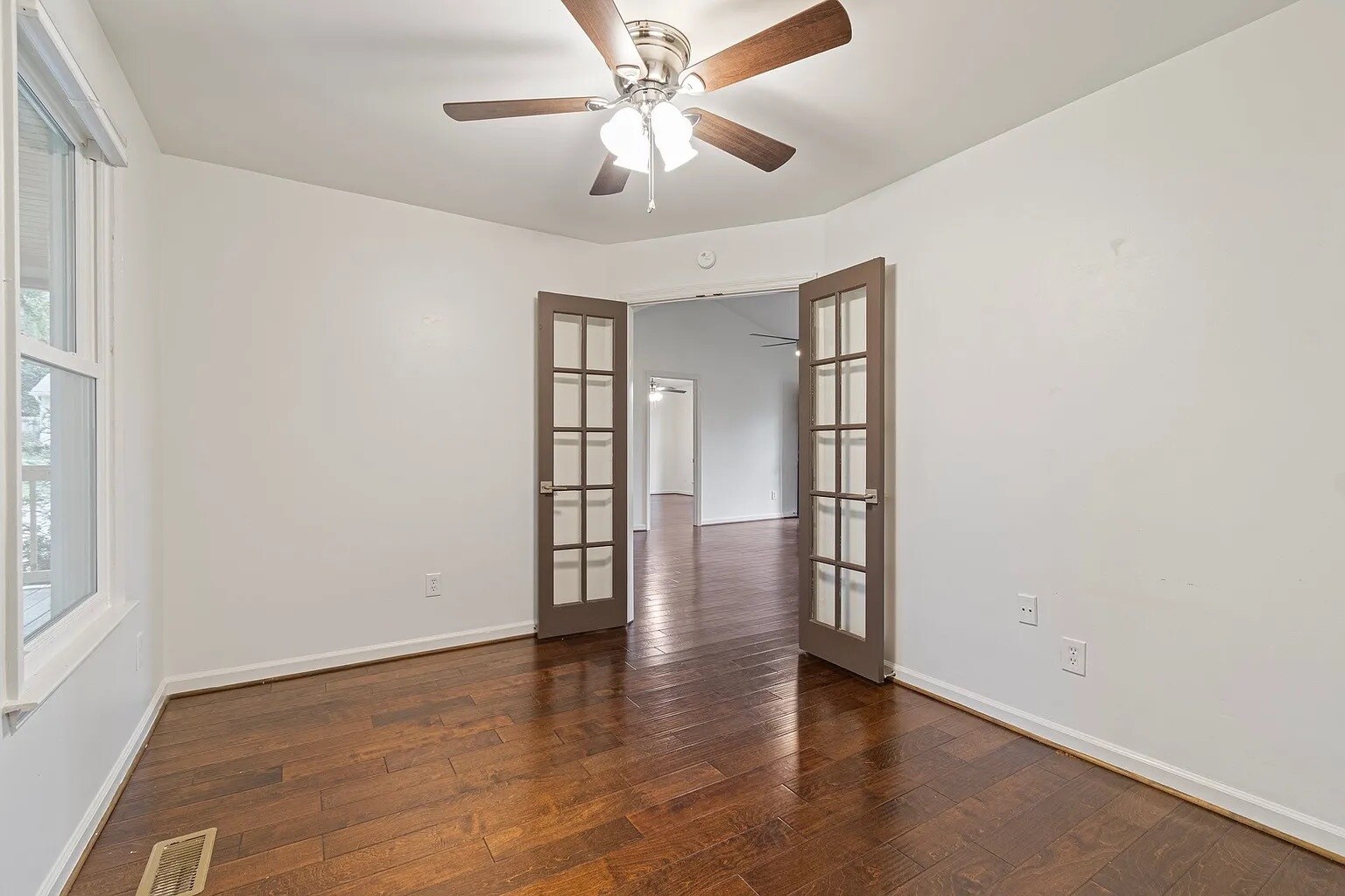 Building Photo - 723 Riverview Dr