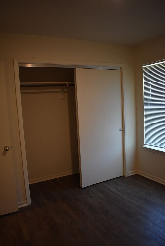 Building Photo - 201 Coby Dr