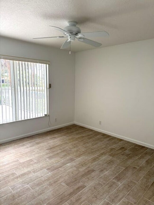 Building Photo - 106 Pepper Tree Cres