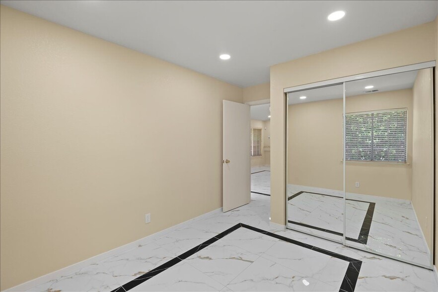 Building Photo - 38806 Litchfield Cir