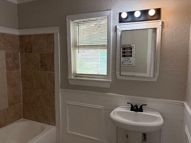 Building Photo - 5530 Lakefield Dr