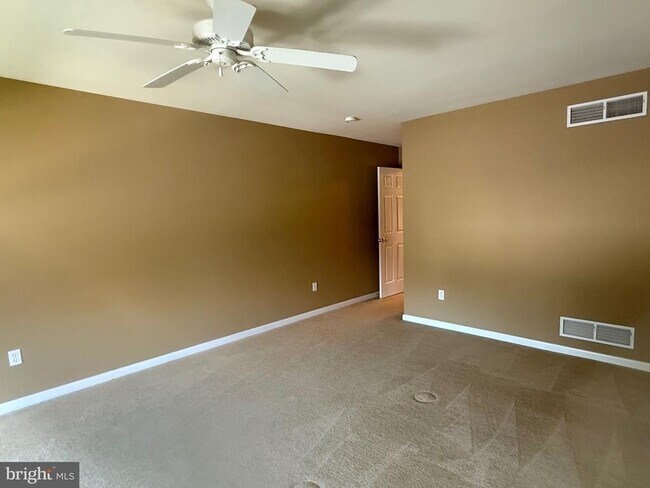 Building Photo - 2082 Deer Run Dr