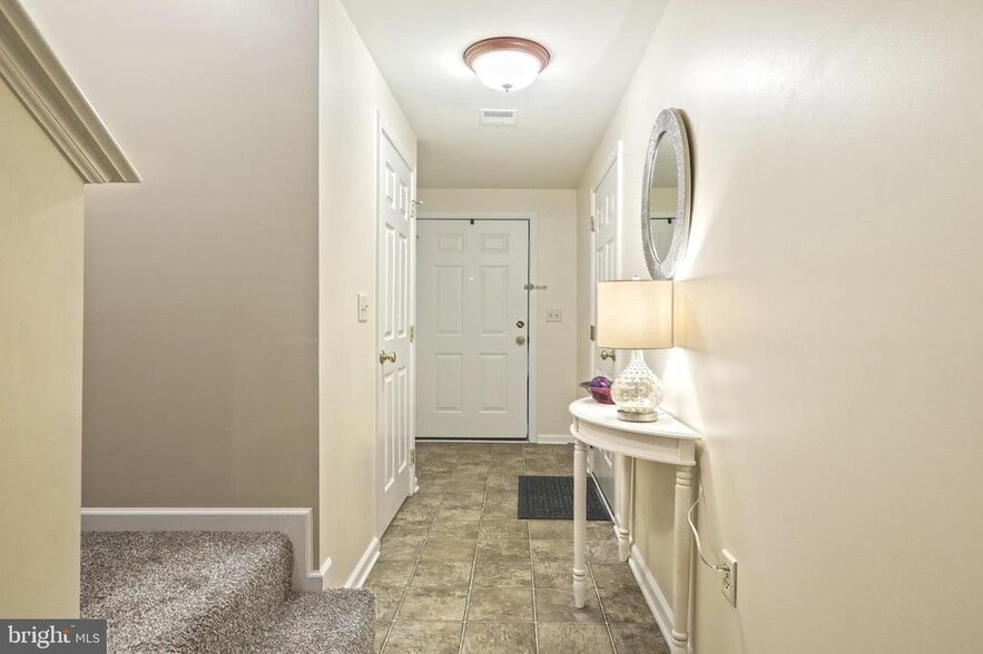 FrontEntrance Hallway (2) - 2723 Foxshire Dr
