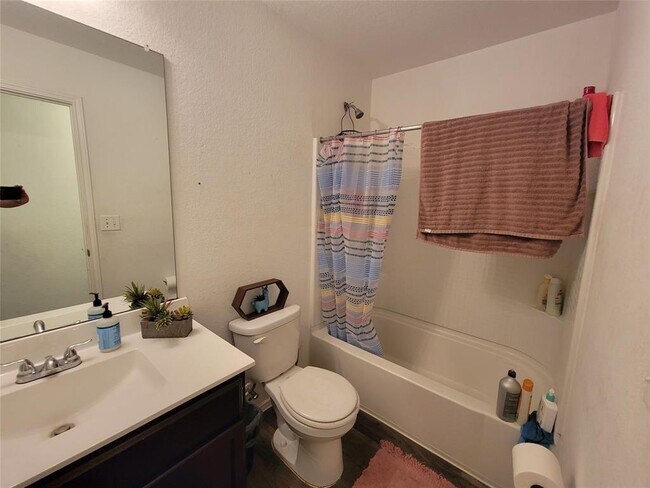 Building Photo - 3610 Batson Dr