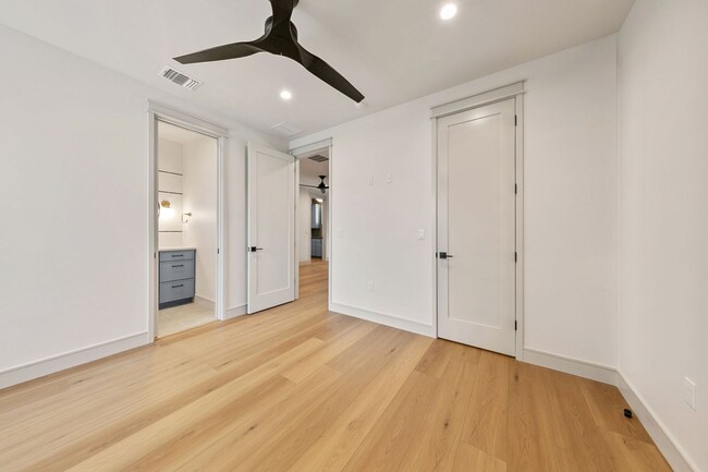 Building Photo - 917 E 37th St