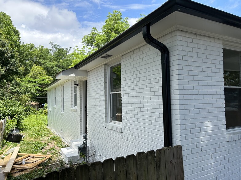 Left side of house fenced - 305 Orange St