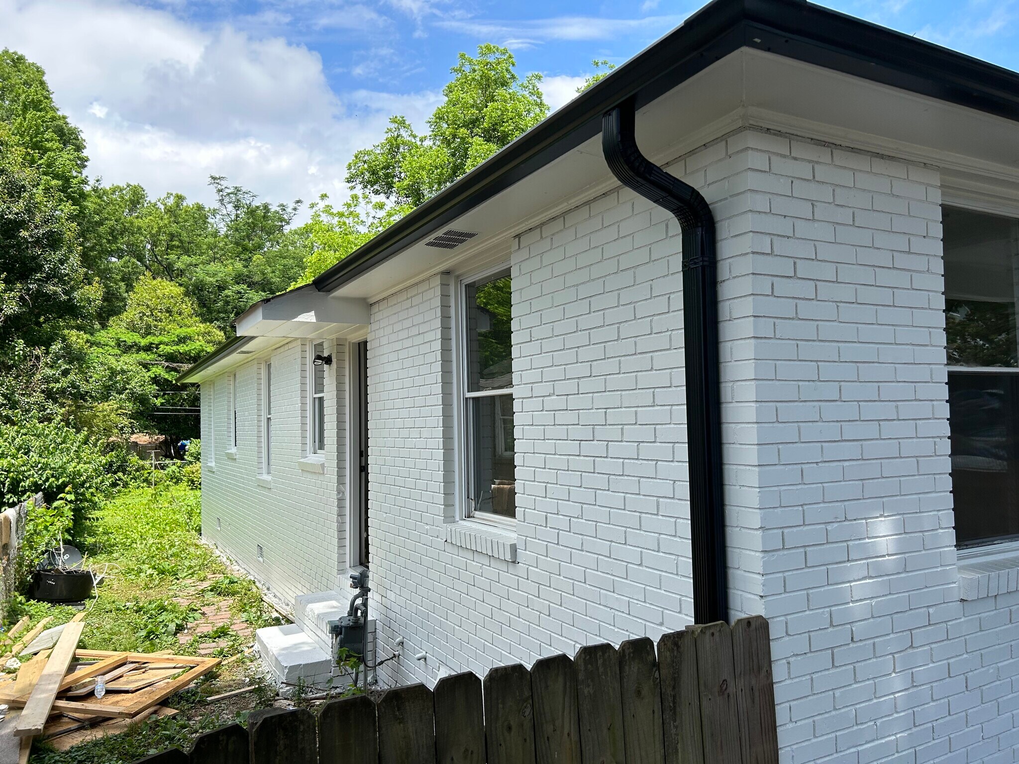 Left side of house fenced - 305 Orange St
