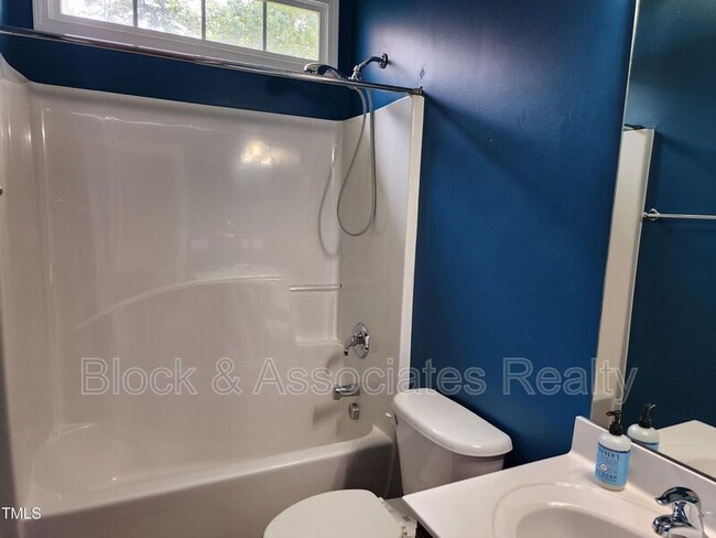 Building Photo - 608 Oxboro Cir