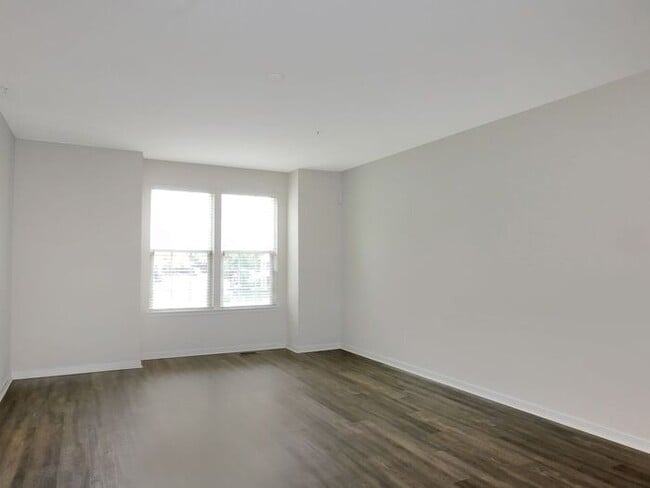 Building Photo - Pet Friendly 3 level End Unit Town Home wi...