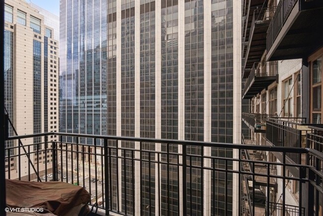 Building Photo - Spacious 1 Bed, 1 Bath in the Loop