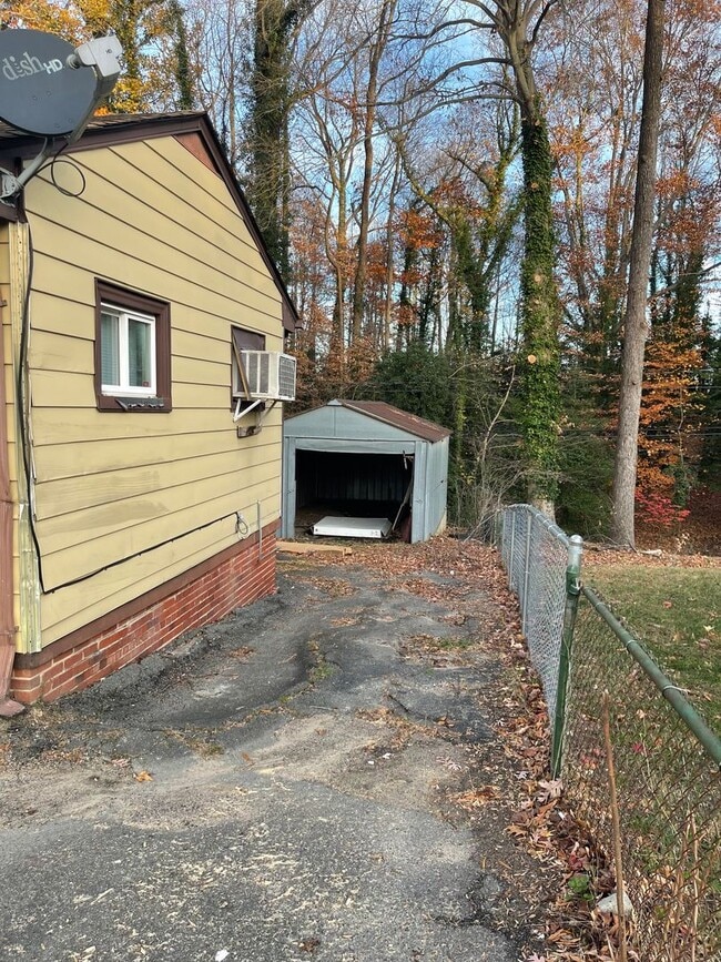 Building Photo - 3bed house in the county! Central all electric hvac, laundry, yard and hardwoods.