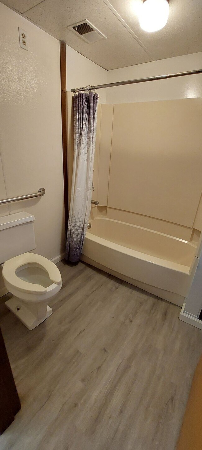 Building Photo - (1614 8th Ave)