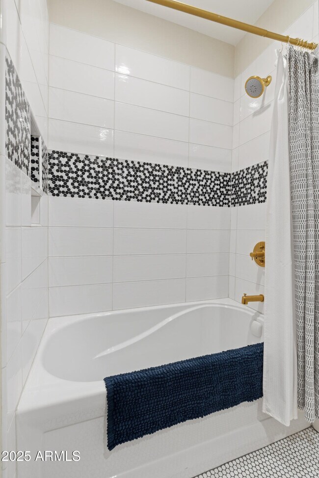 Building Photo - 4601 N Royal View Dr