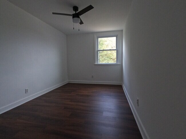 bedroom - 869 W Walnut Ln