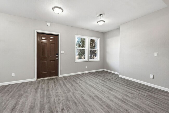 Building Photo - Beautiful completely renovated 2 bed 1 bath townhouse for rent!