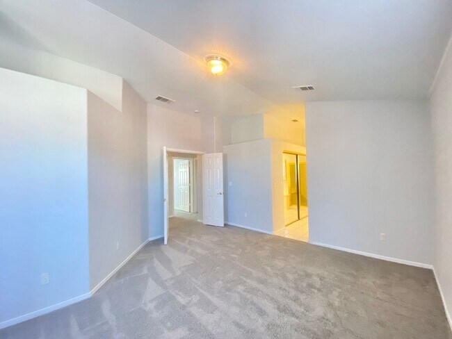 Building Photo - FANTASTIC SINGLE-FAMILY HOUSE WITH 4 BEDROOMS