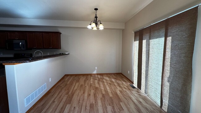 Building Photo - Coralville 4 Bedroom 4 Bath 3 Level Town H...