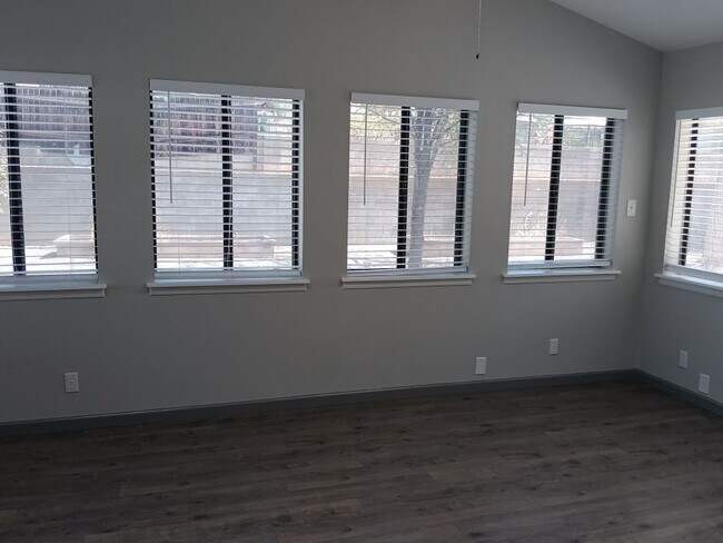 Building Photo - Stunning 4 bedroom, 2 bathroom home! Showings available NOW!