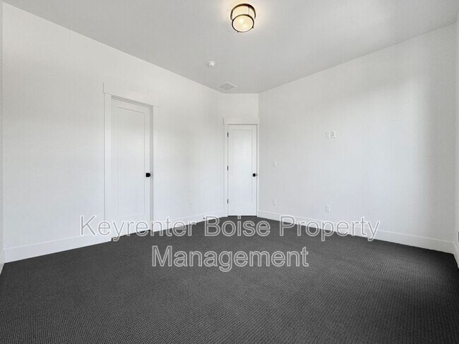 Building Photo - 450 E Presidio Ln