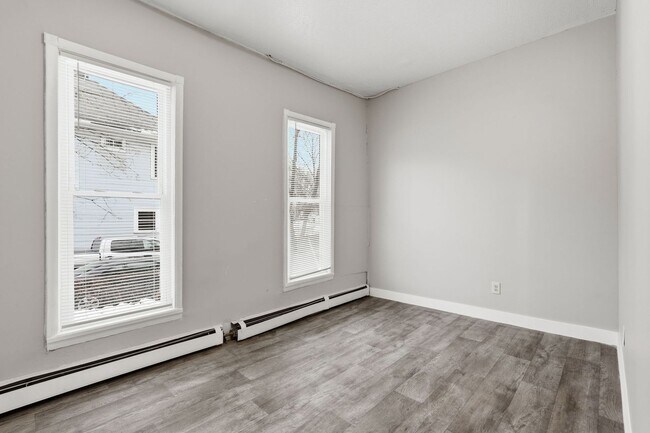 Building Photo - Updated 2-Bed 1-Bath Unit - Available Now!