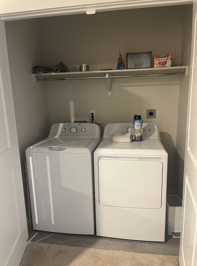 Building Photo - Three Bedroom Partially Furnished Townhome in Lehi