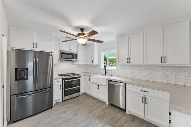 Building Photo - 417 W Hillary Cir