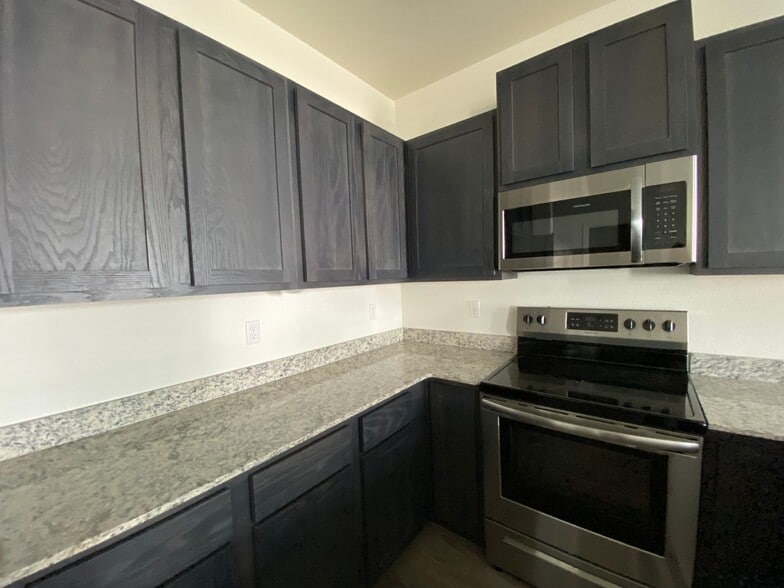 Building Photo - 916 S Amarillo Ave