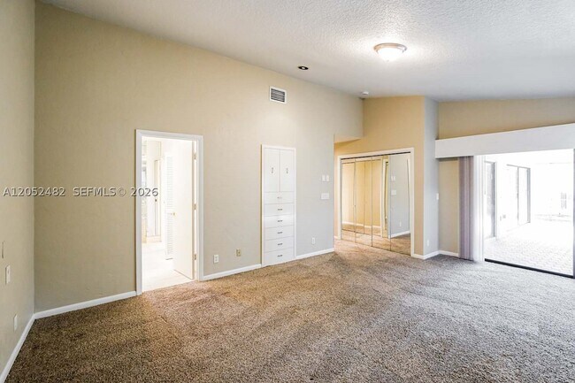 Building Photo - 7045 Golf Pointe Cir